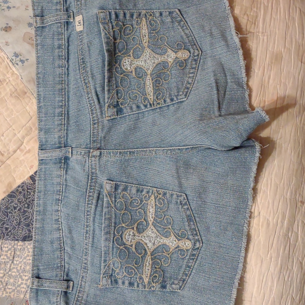 L.E.I Shorts - Picture 2 of 2